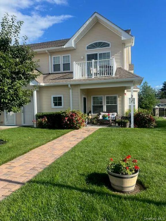 301 Anchor Court, Copiague, NY 11726 — exterior