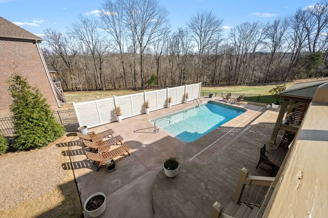 1062 Tower Hill Ln, Hendersonville, TN 37075