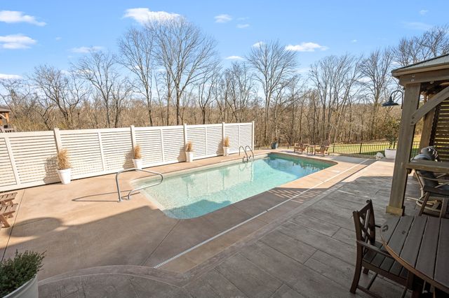 1062 Tower Hill Ln, Hendersonville, TN 37075