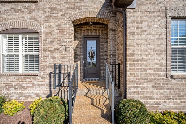 1062 Tower Hill Ln, Hendersonville, TN 37075