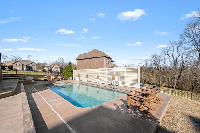 1062 Tower Hill Ln, Hendersonville, TN 37075