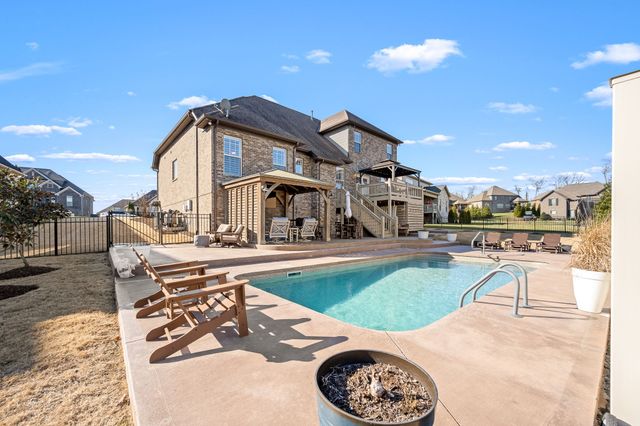 1062 Tower Hill Ln, Hendersonville, TN 37075