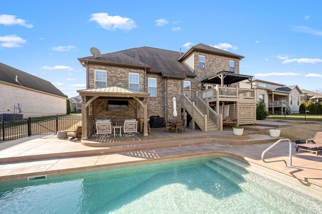 1062 Tower Hill Ln, Hendersonville, TN 37075