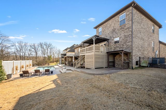 1062 Tower Hill Ln, Hendersonville, TN 37075