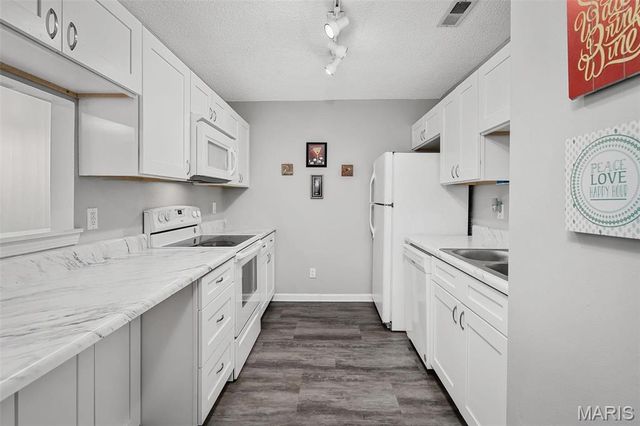 8903 N Swan Circle 8903, Brentwood, MO 63144
