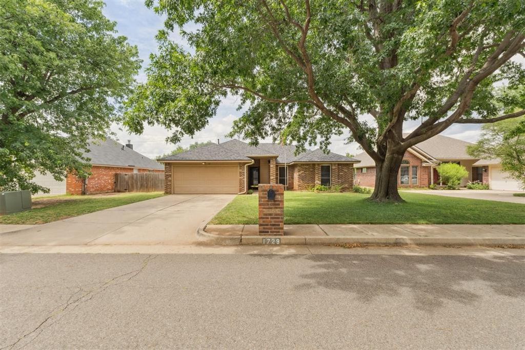 Image 1 of property listing at 1729 Dena Drive, Edmond, OK 73003