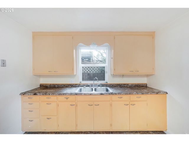 419 WILKIE St, Eugene, OR 97402
