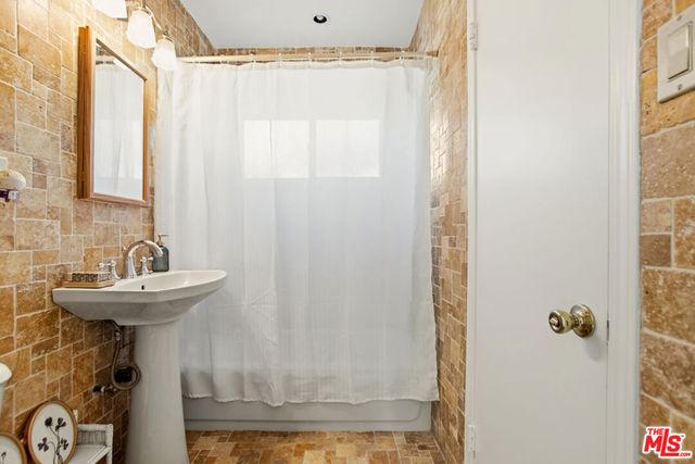 6818 Varna Avenue, Van Nuys, CA 91405