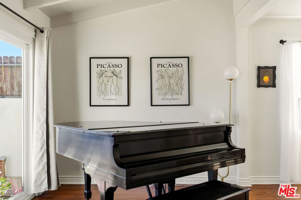 Image 10 of property listing at 6818 Varna Avenue, Van Nuys, CA 91405