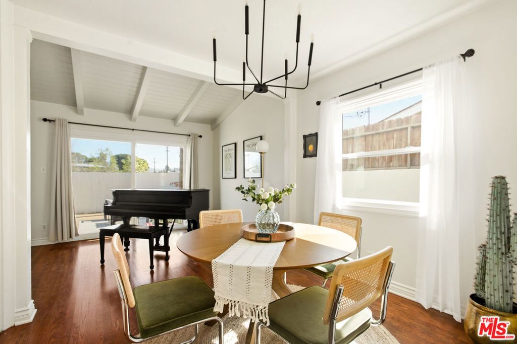 Image 13 of property listing at 6818 Varna Avenue, Van Nuys, CA 91405