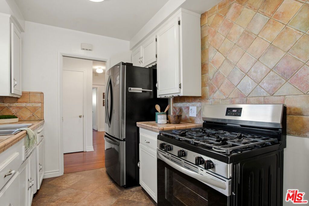 Image 15 of property listing at 6818 Varna Avenue, Van Nuys, CA 91405