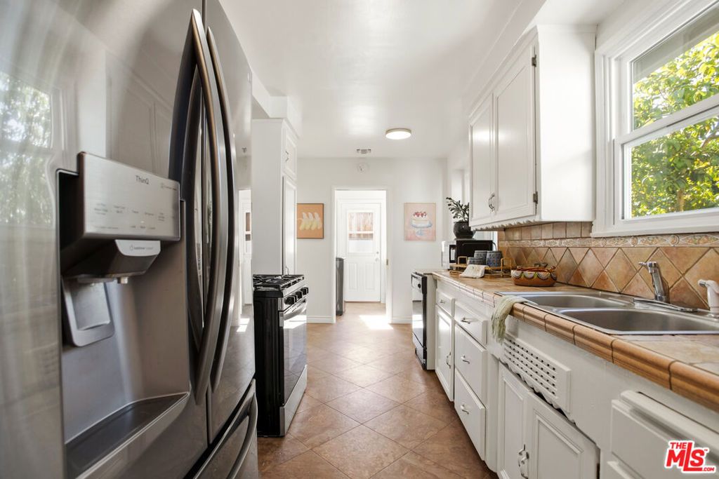 Image 16 of property listing at 6818 Varna Avenue, Van Nuys, CA 91405