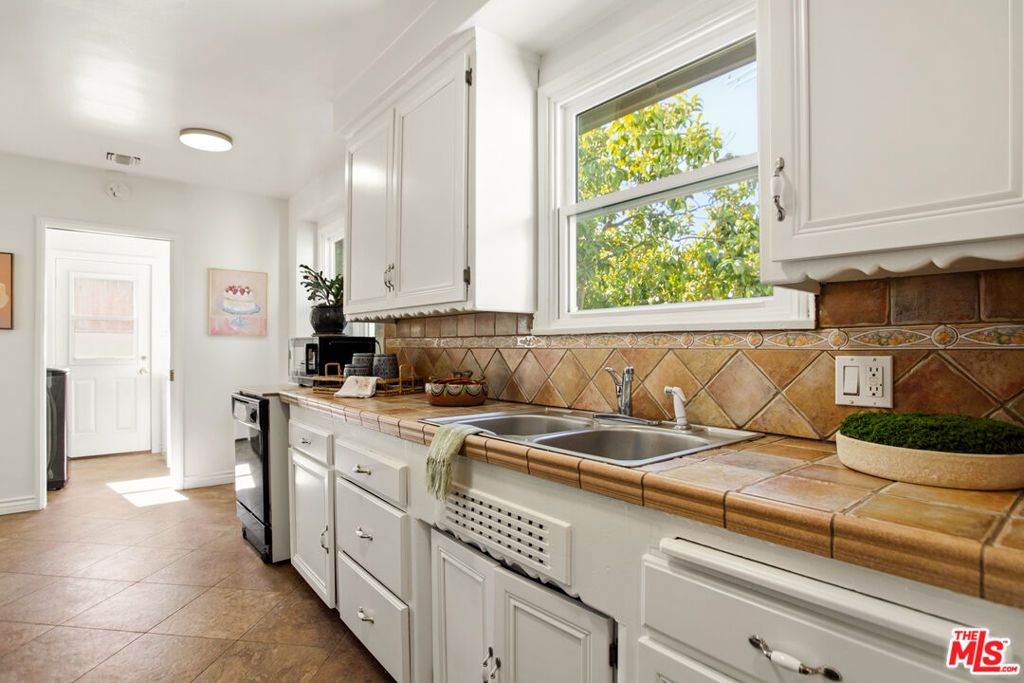 Image 17 of property listing at 6818 Varna Avenue, Van Nuys, CA 91405