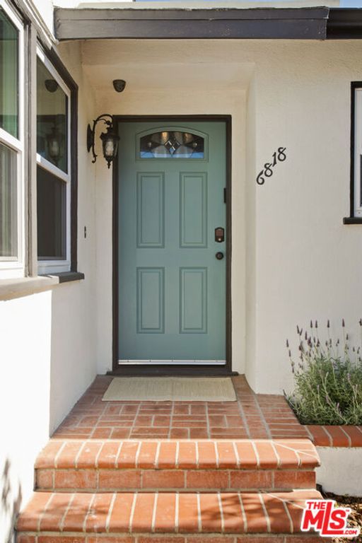 Image 2 of property listing at 6818 Varna Avenue, Van Nuys, CA 91405