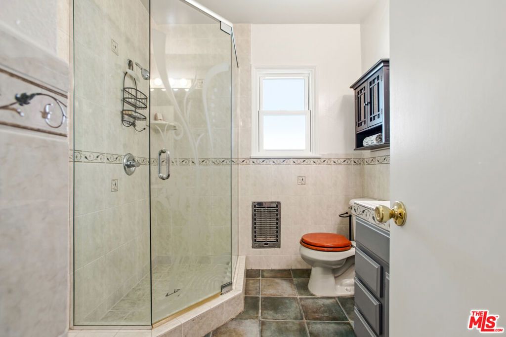 Image 21 of property listing at 6818 Varna Avenue, Van Nuys, CA 91405