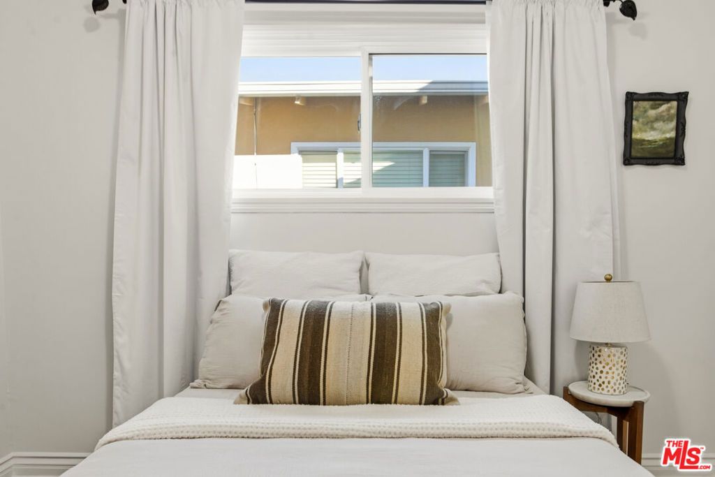 Image 26 of property listing at 6818 Varna Avenue, Van Nuys, CA 91405