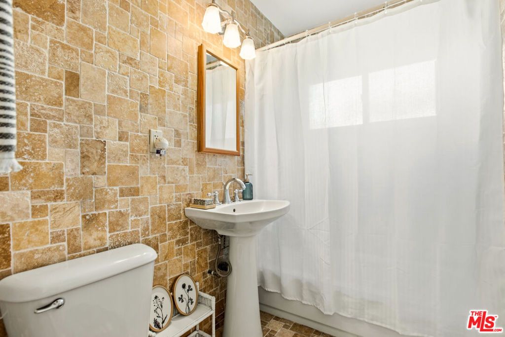 Image 28 of property listing at 6818 Varna Avenue, Van Nuys, CA 91405