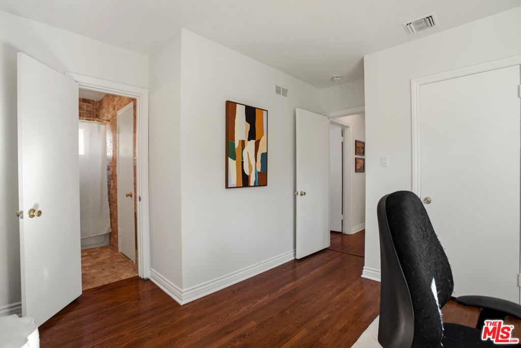 Image 30 of property listing at 6818 Varna Avenue, Van Nuys, CA 91405