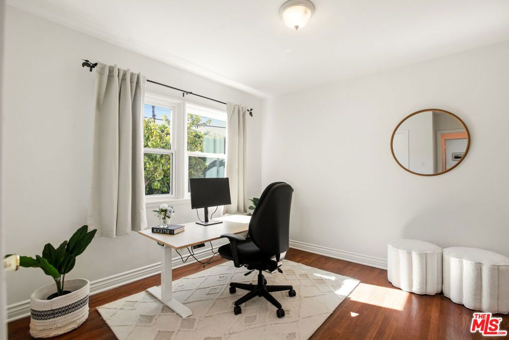 Image 31 of property listing at 6818 Varna Avenue, Van Nuys, CA 91405