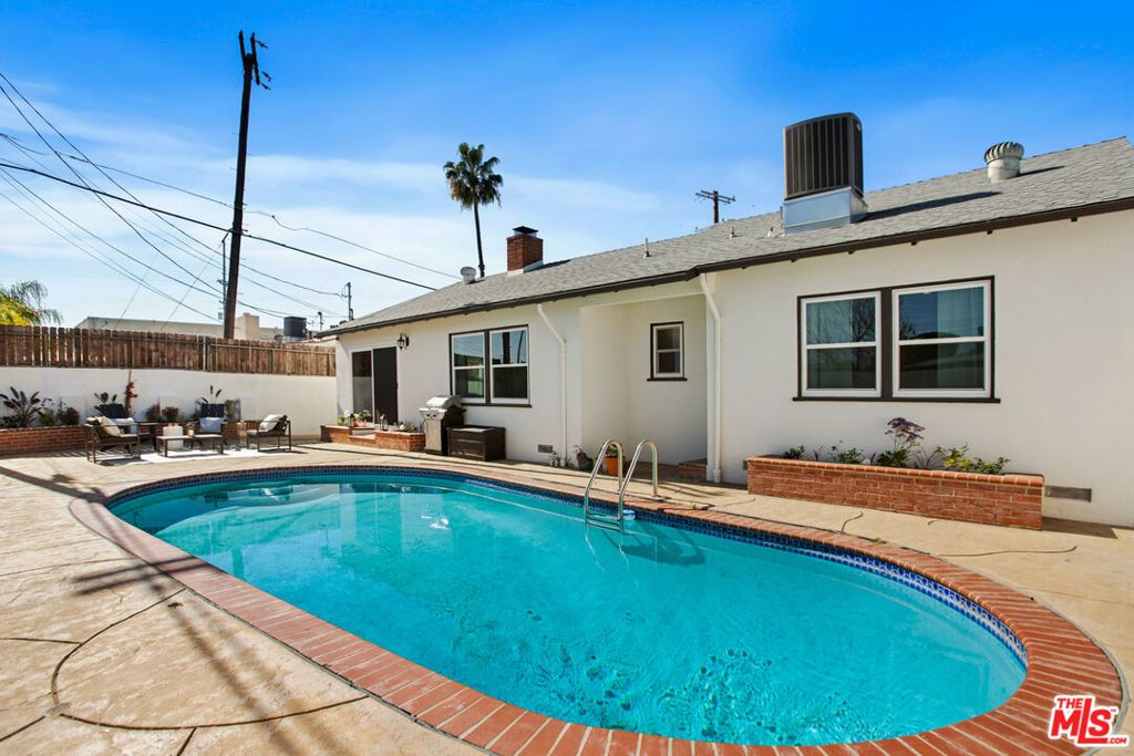 Image 32 of property listing at 6818 Varna Avenue, Van Nuys, CA 91405