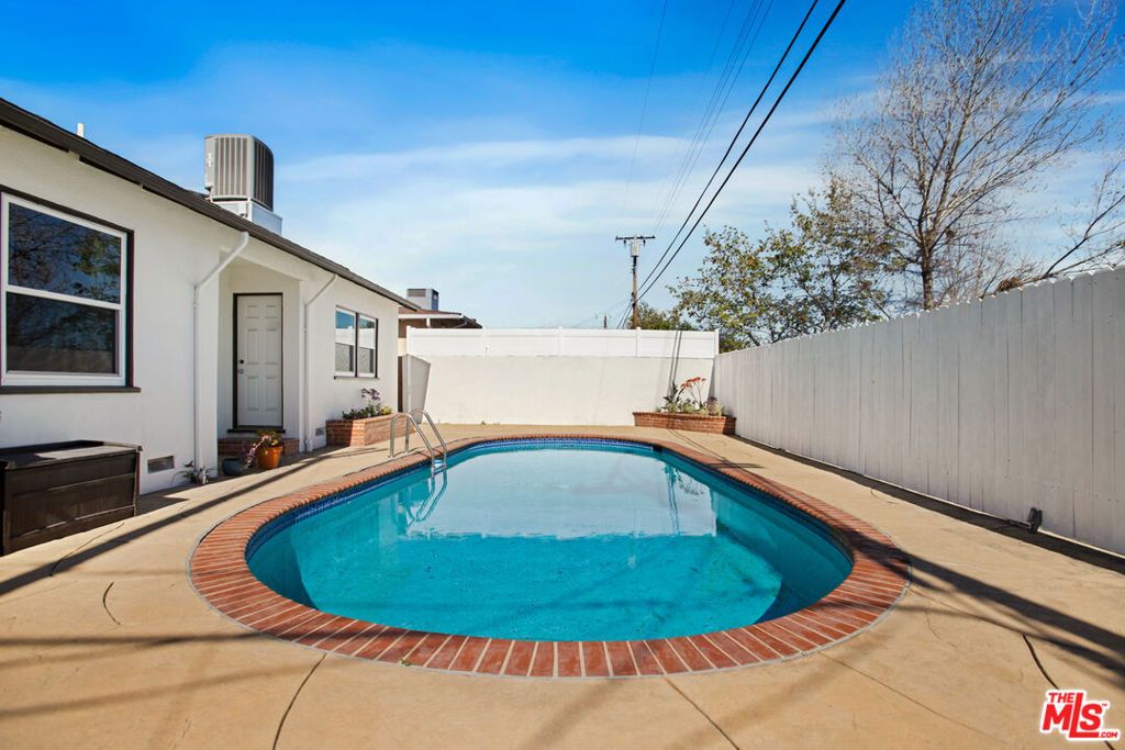 Image 34 of property listing at 6818 Varna Avenue, Van Nuys, CA 91405