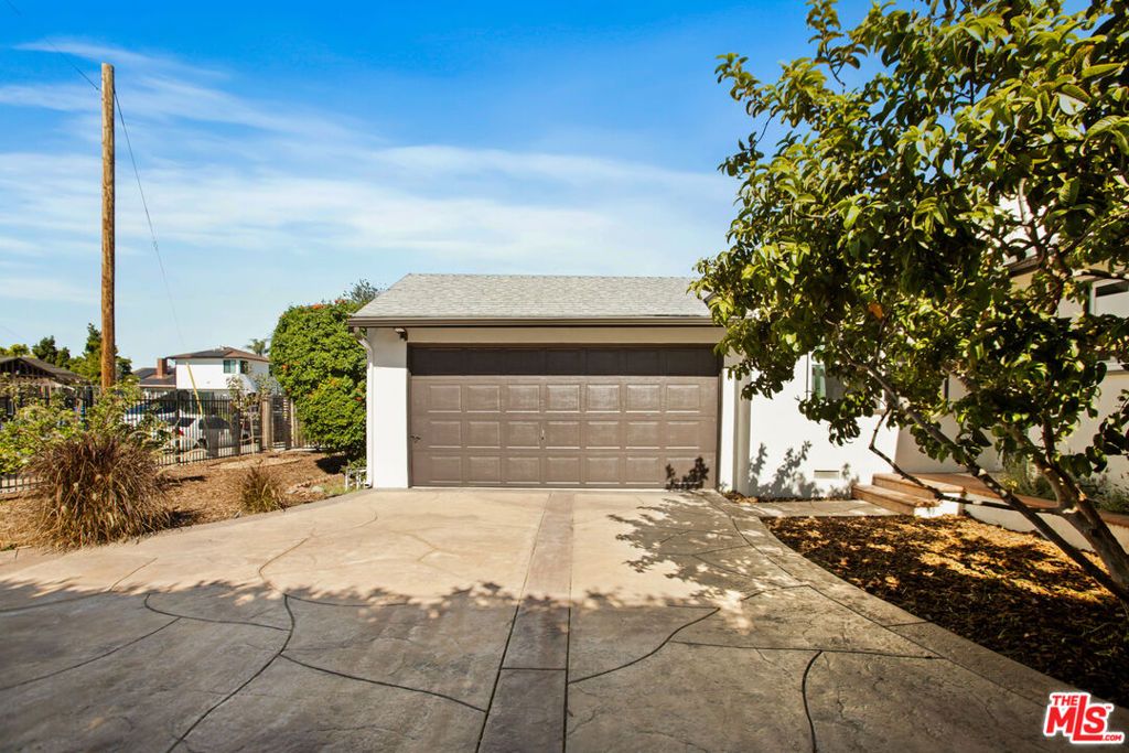 Image 36 of property listing at 6818 Varna Avenue, Van Nuys, CA 91405