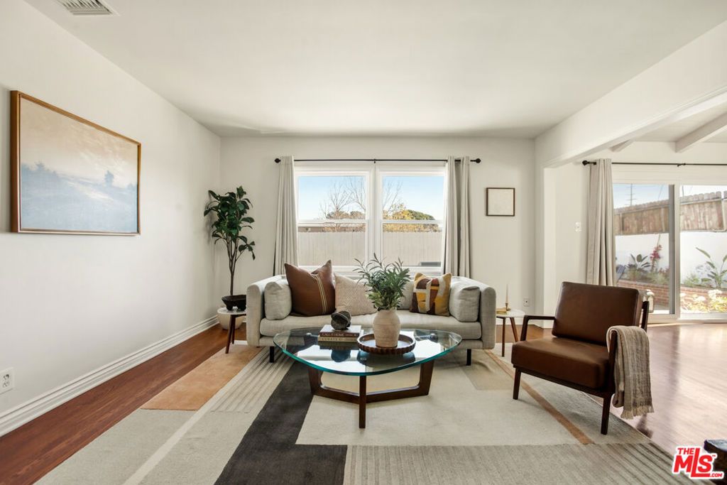 Image 5 of property listing at 6818 Varna Avenue, Van Nuys, CA 91405