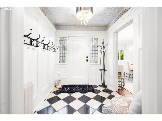 2547 Sw HILLCREST Dr, Portland, OR 97201