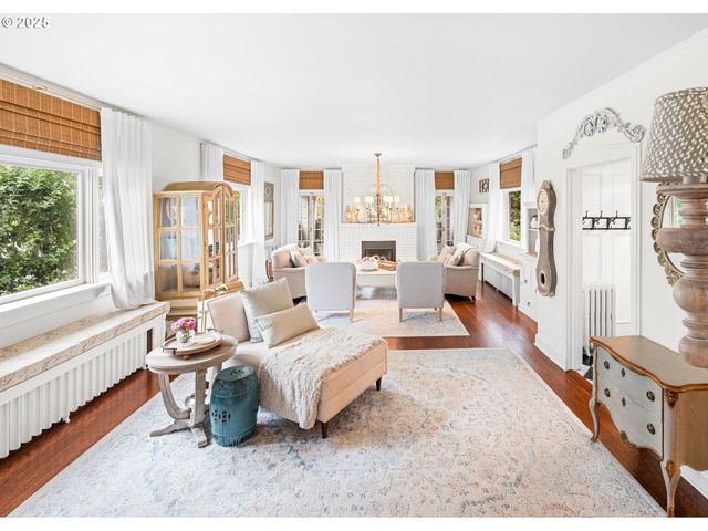 2547 Sw HILLCREST Dr, Portland, OR 97201