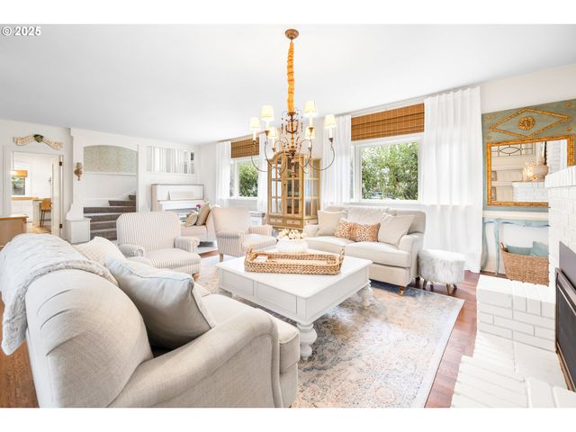 2547 Sw HILLCREST Dr, Portland, OR 97201