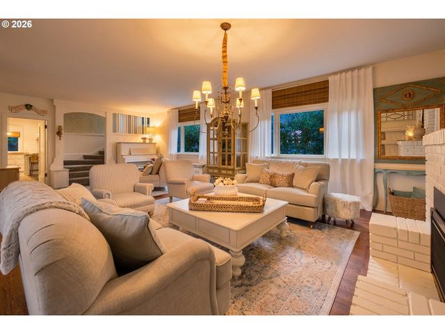 2547 Sw HILLCREST Dr, Portland, OR 97201