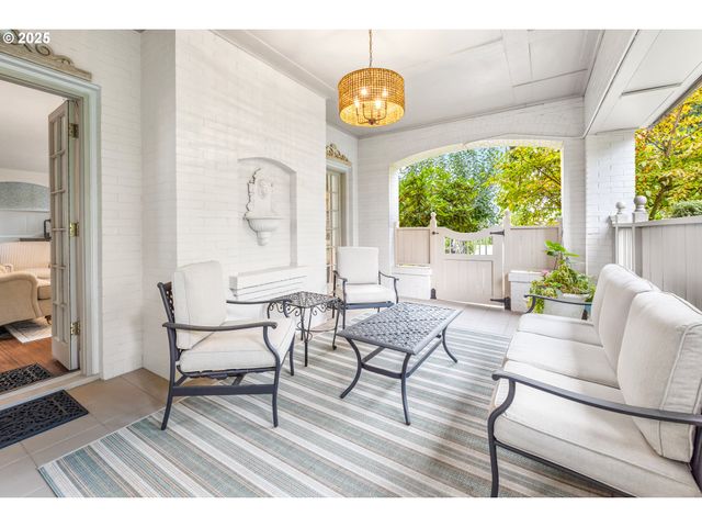 2547 Sw HILLCREST Dr, Portland, OR 97201