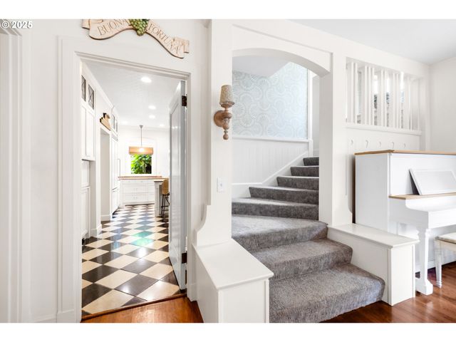 2547 Sw HILLCREST Dr, Portland, OR 97201