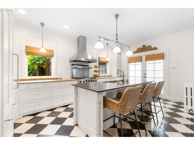 2547 Sw HILLCREST Dr, Portland, OR 97201