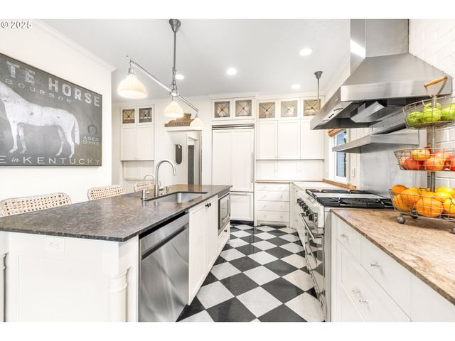 2547 Sw HILLCREST Dr, Portland, OR 97201