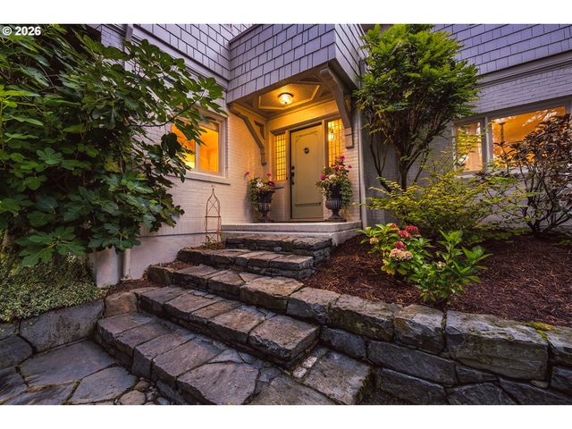 2547 Sw HILLCREST Dr, Portland, OR 97201