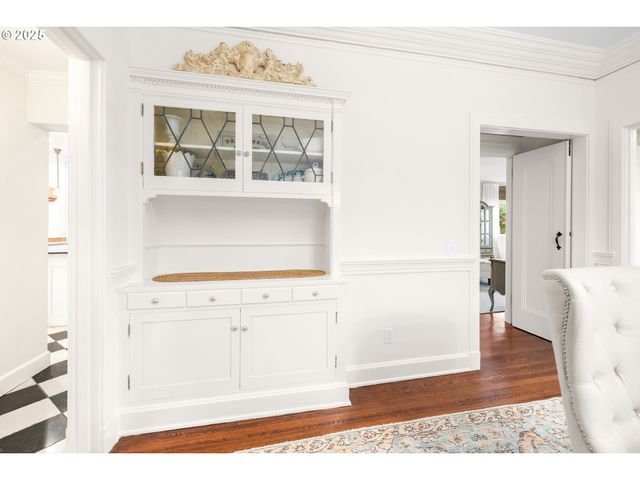 2547 Sw HILLCREST Dr, Portland, OR 97201