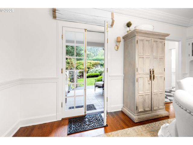 2547 Sw HILLCREST Dr, Portland, OR 97201