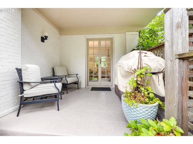 2547 Sw HILLCREST Dr, Portland, OR 97201