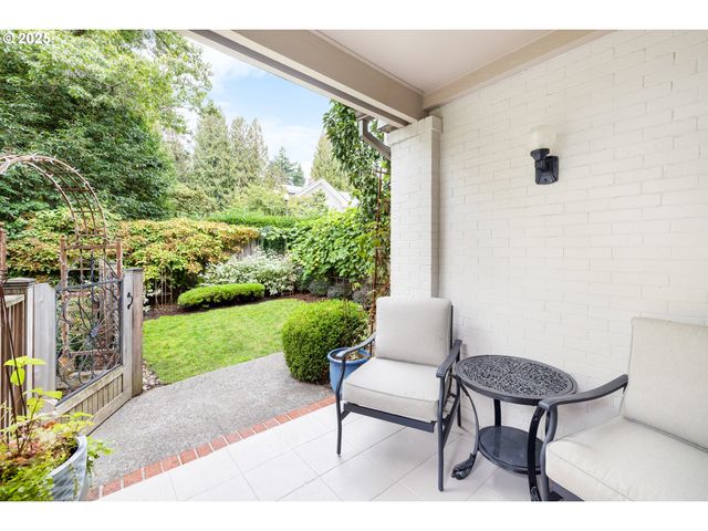 2547 Sw HILLCREST Dr, Portland, OR 97201