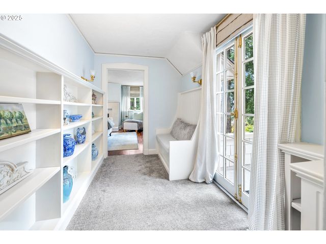 2547 Sw HILLCREST Dr, Portland, OR 97201