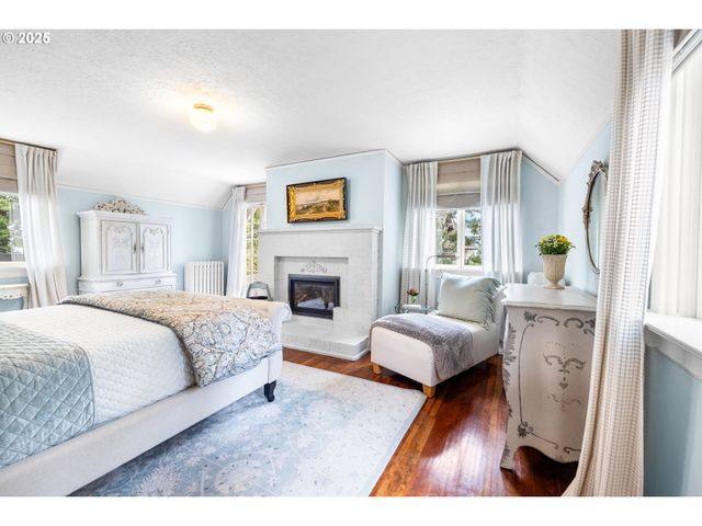 2547 Sw HILLCREST Dr, Portland, OR 97201