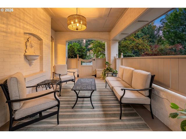 2547 Sw HILLCREST Dr, Portland, OR 97201