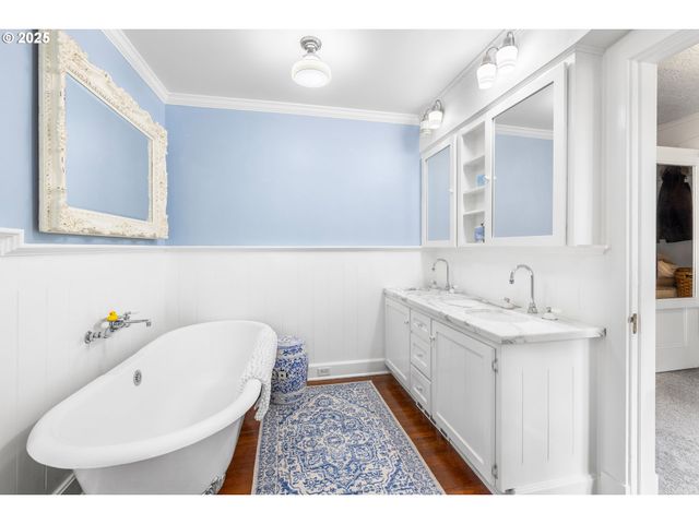 2547 Sw HILLCREST Dr, Portland, OR 97201