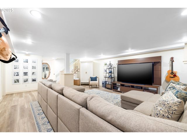 2547 Sw HILLCREST Dr, Portland, OR 97201