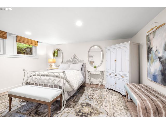 2547 Sw HILLCREST Dr, Portland, OR 97201