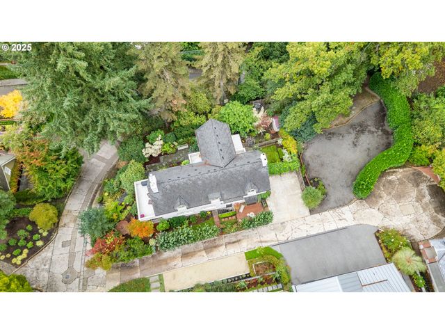 2547 Sw HILLCREST Dr, Portland, OR 97201