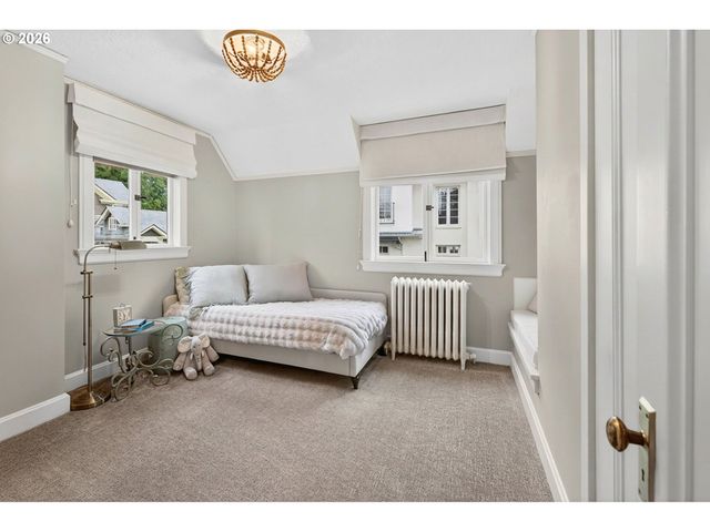 2547 Sw HILLCREST Dr, Portland, OR 97201