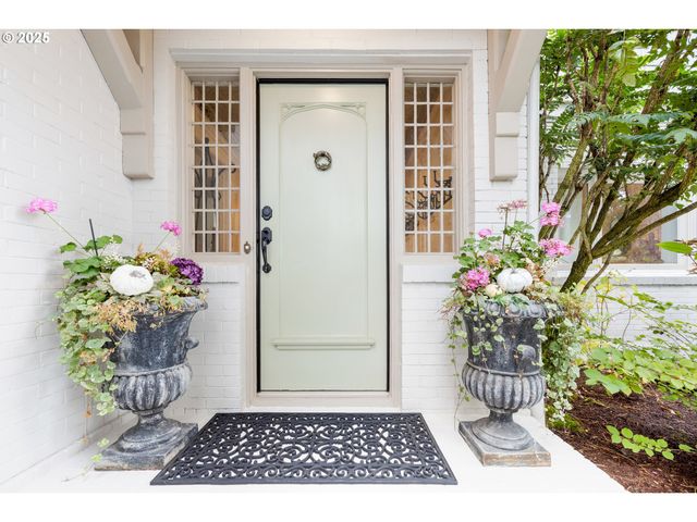 2547 Sw HILLCREST Dr, Portland, OR 97201