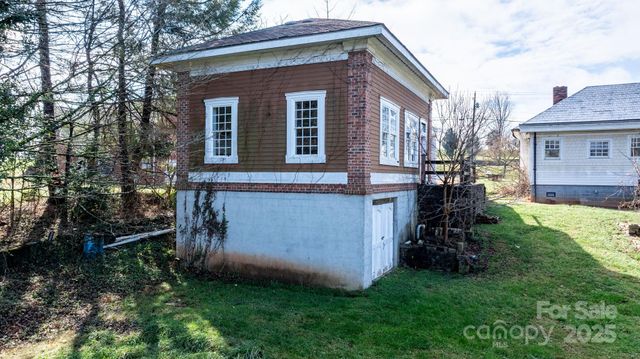 335 Eastview Street, Morganton, NC 28655